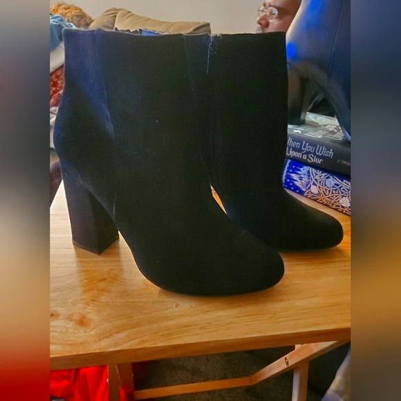 Black micro suede almond toe zipper ankle boot sz. 8.5 - Picture 2 of 3
